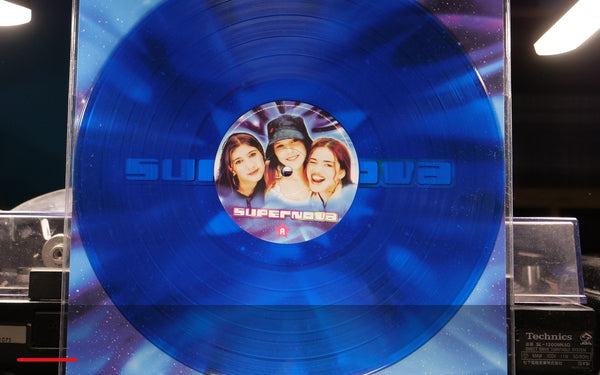 Vinilo azul en tornamesa Technics